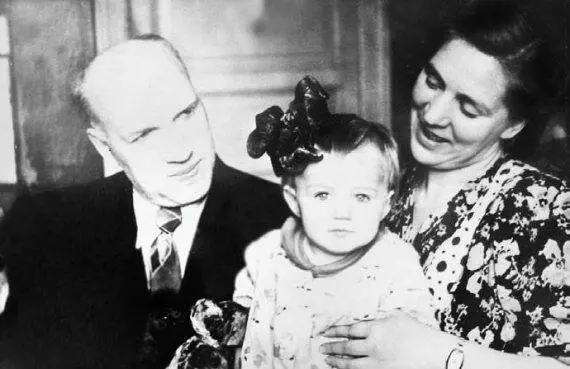 Супруги Шаровы с дочерью Еленой в доме на Удельной Фото 1954 г Из архива ЕА - фото 368