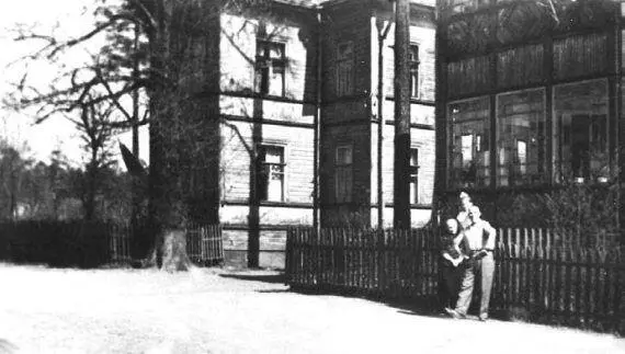 У веранды дома Шаровых на Новозыбковской улице Фото 1958 г Из архива ЕА - фото 369