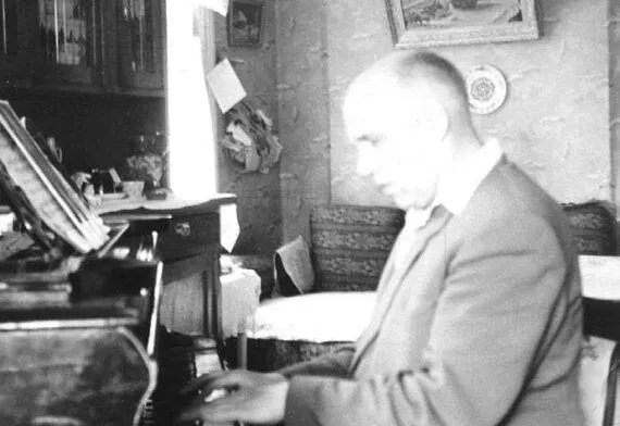 АП Шаров за роялем в доме на Новозыбковской Фото 1959 г Из архива ЕА - фото 370