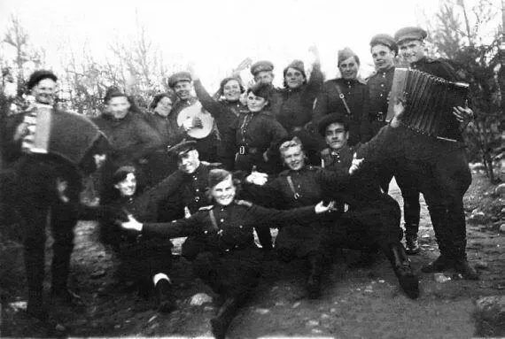 А Шаров с участниками фронтовой концертной бригады Осень 1942 г Из архива - фото 371