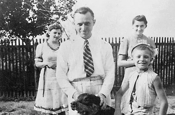 Румыния 1937 годПетр Лещенко с сыном и его гувернантками на своей загородной - фото 6