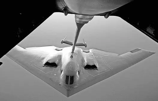 Повітряна заправка бомбардувальниканевидимки B2 Spirit над Тихим океаном - фото 38