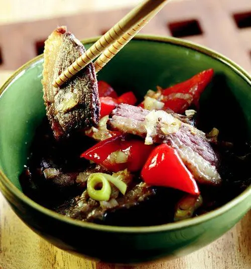 Лукпорей вымыть нашинковать Чеснок истолочь в кашицу утиное мясо нарезать - фото 11