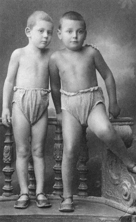 Слева направо Вася Сталин и Артем Сергеев приемный сын И В Сталина 1926 - фото 2