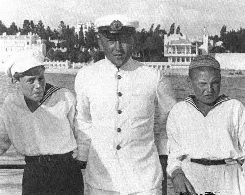 Василий Сталин и Артем Сергеев на борту пограничного катера Сочи 1934 год - фото 4