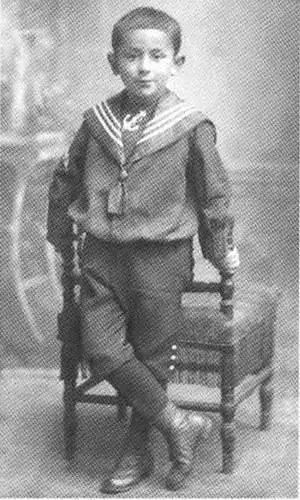 Иосиф в возрасте шести лет 1919 Мама Надежда Яковлевна - фото 5