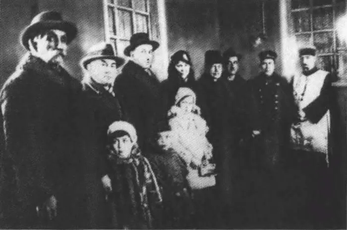 Караимы Паневежиса Крайний справа духовный глава общины Симон Фиркович - фото 10