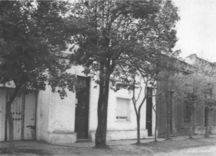 В этом доме в городке ЛаКларита в 1930е годы находилась аптека Ромуальда - фото 12