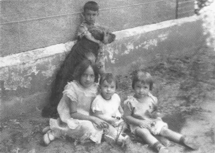 Будущая жена Иосифа Лаура крайняя слева с сестрами и братом Мексика 1925 - фото 13