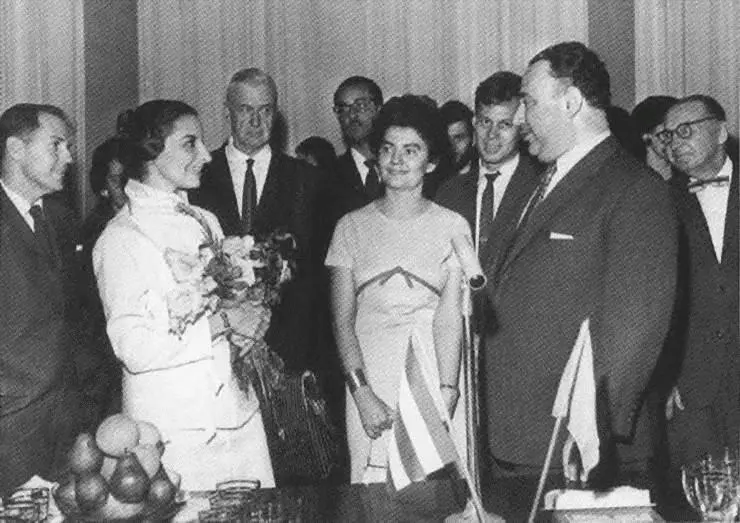 С кубинской делегацией В центре балерина Алисия Алонсо и Валентина - фото 55