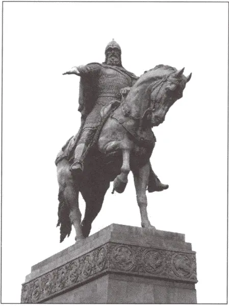 Памятник Юрию Долгорукому в Москве Князь Александр Невский Фрагмент - фото 9