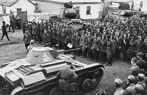 Митинг в танковой части Весной 1942 года стандартным вооружением танковых - фото 43