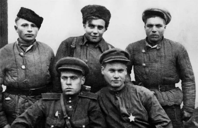 Стоят слева направо Петр Кузнецов Василий Сгурин Николай Беляев Сидят - фото 3