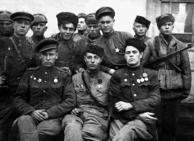 Стоят справа налево татарин утонувший на реке Грон Петр Кузнецов Мстислав - фото 8