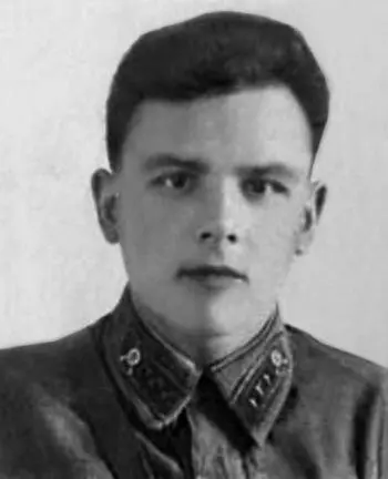 В 1939 году буквально через три месяца после того как я окончил - фото 11