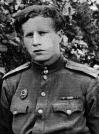 Я родился в июле 1925 года в городе Паневежис в Литве Нас было в семье четыре - фото 12