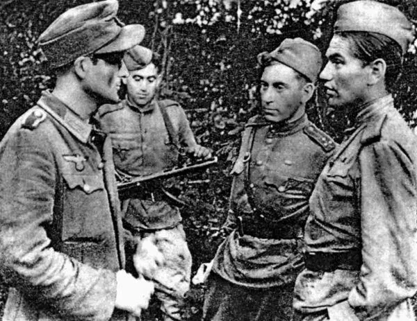 Разведчики допрашивают немца Рядом с языком стоят разведчик Яскевич - фото 16