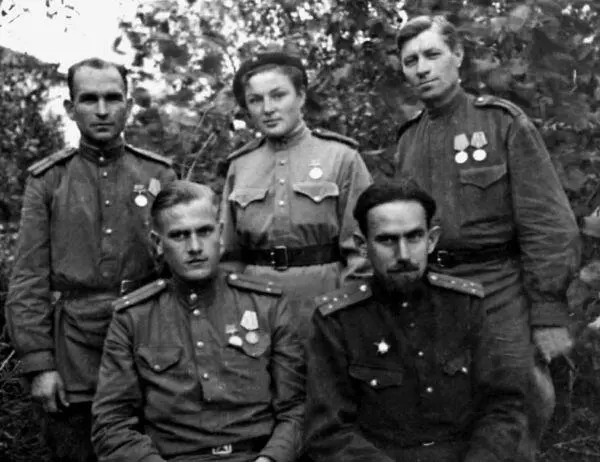 Зоя Александрова стоит в центре Когда наши танки пошли в атаку я не - фото 20