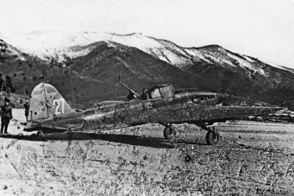 Ил2 с самодельной оборонительной установкой под пулемет УБТ ВВС ЧФ 1942 г - фото 19