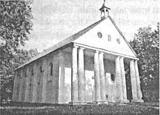 Главный фасад костела украшали четыре пары колонн На его маленькой башне висел - фото 9