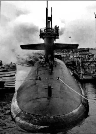 Субмарина SSBN 727 Мичиган входит в ковш верфи ПугеСаунд в Бремертоне для - фото 168