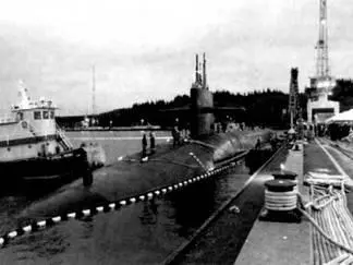 С помощью буксира атомоход SSBN739 Небраска швартуется в причалу - фото 178