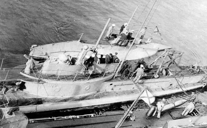 Подводные лодки Пескарь и Аллигатор у борта спасательного судна Волхов - фото 122