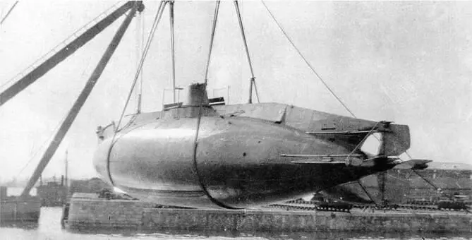 Подводная лодка Щука перед спуском на воду и на достройке Внизу Щука на - фото 129