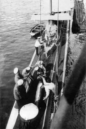 На подводную лодку Карась идет погрузка торпеды Севастополь 1910 е гг - фото 64