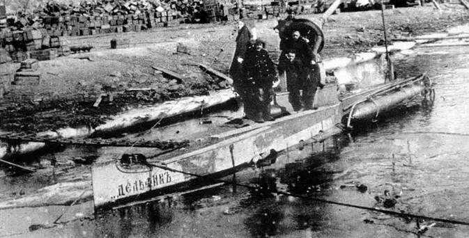 Дельфин на испытаниях вверху и после прибытия во Владивосток в декабре 1904 - фото 76