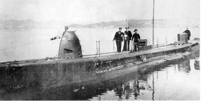 На фото внизу Касатка на испытаниях в октябре 1904 г вверху Скат на - фото 89