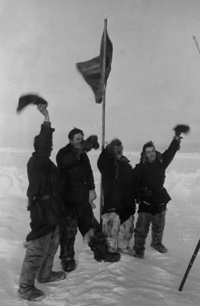 Поднятие флага СССР на Северном полюсе 6 июня 1936 г Слева направо ИД - фото 69
