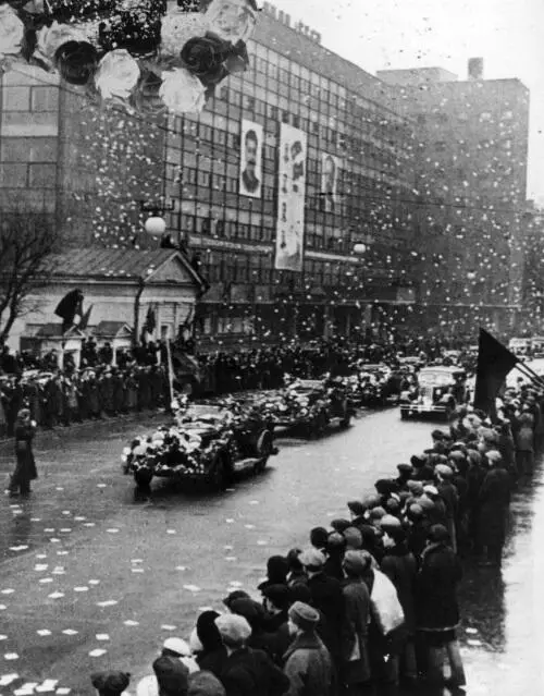 Торжественная встреча Героев папанинцев 1938 г Бороться и искать найти и - фото 77