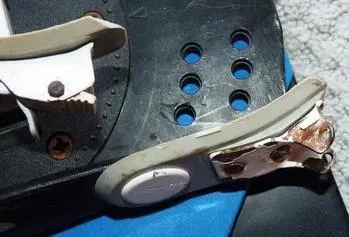 The undamaged binding buckle on the left has no rust while the damaged buckle - фото 38