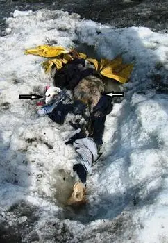 Duncan lying slightly on his left side in the vestige of a shallow crevasse - фото 41