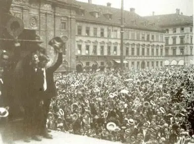 Мюнхен 2 августа 1914 года Гитлер на митинге 2 августа 1914 года Мюнхен - фото 5