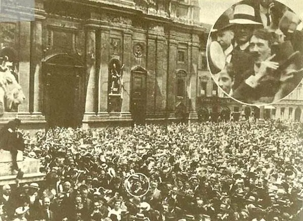Гитлер на митинге 2 августа 1914 года Мюнхен Нескончаемые сражения выматывали - фото 6