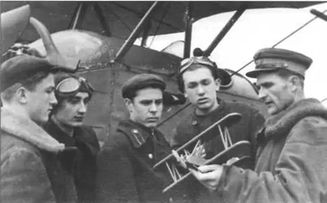 Инструктор Запорожского аэроклуба А Запара со своими курсантами Начало 1950х - фото 75