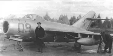 Автор возле МиГ15бис Белоруссия аэродром Жабчицы 1957 г Пилот В - фото 77