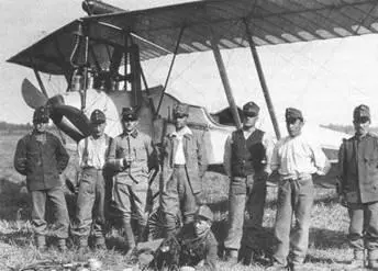 Личный состав Flik 10 у биплана Пфейльфлигер Лето 1914 г Первые боевые - фото 86