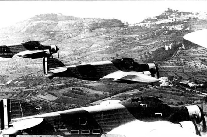 Недавно принятые на вооружение бомбардировщики S79 из 52 Squadriglia N - фото 32