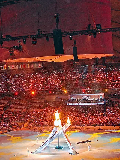 Канада 2010 Только три колонны из четырех поднялись во время церемонии - фото 37