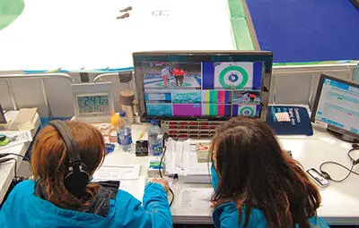Канада 2010 Волонтеры по керлингу за работой Канада 2010 Полиция Ванкувера - фото 49