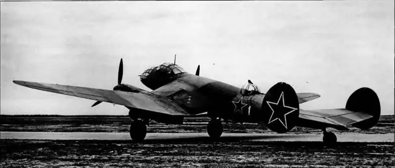 Серийный бомбардировщик Ер2 с моторами М105 В августе 1939 года состоялась - фото 26
