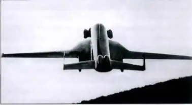 Рисунок экраноплана Т500 вверху и модель экраноплана Т В бурном развитии - фото 78