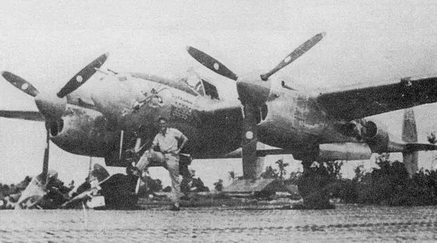 Капитан Роберт де Хэвен позирует рядом со своим Р38 остров Бияк 1944 г - фото 112