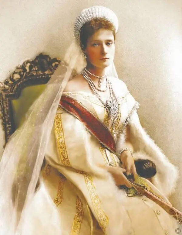 Жена императора Александра Федоровна Николай II Государь прикладывается к - фото 11