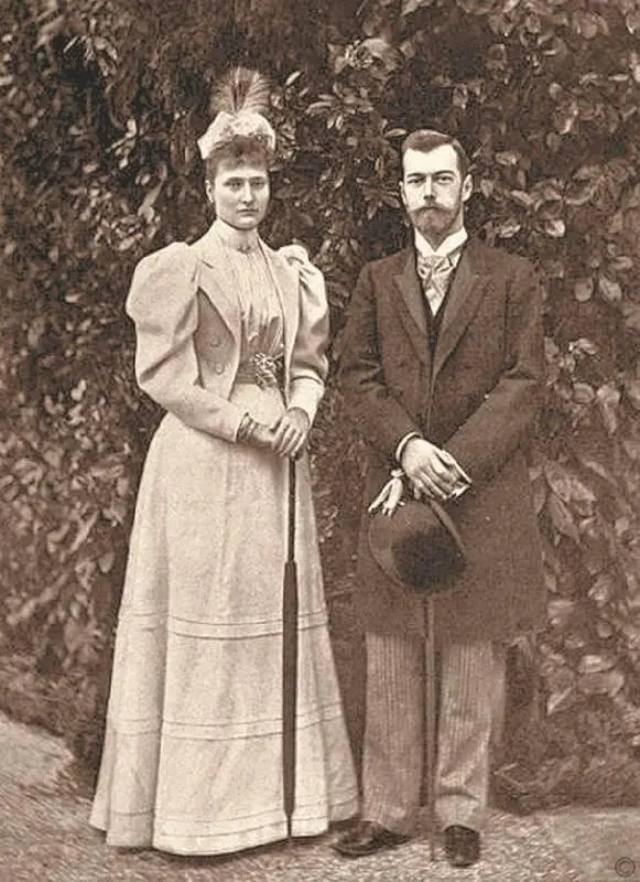 Император с супругой на прогулке 1894 г Императрица 1895 г Николай II - фото 16