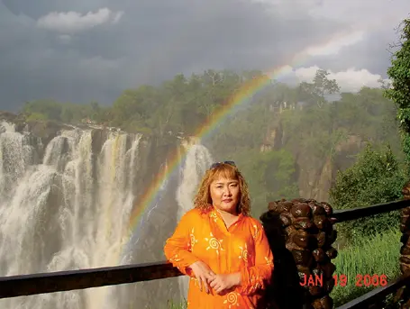 Фото Январь 2006 год Замбия Мой костюм сшитый из парео А некоторые - фото 2