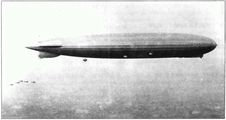 LZ127 на подлете к Москве Его сопровождает эскадрилья самолетов Р5 Для - фото 75